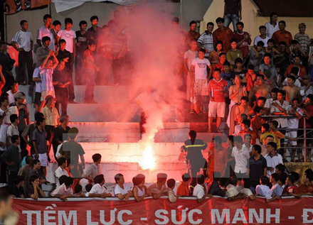 Pháo sáng trên khán đài trong một trận đấu ở V-League.